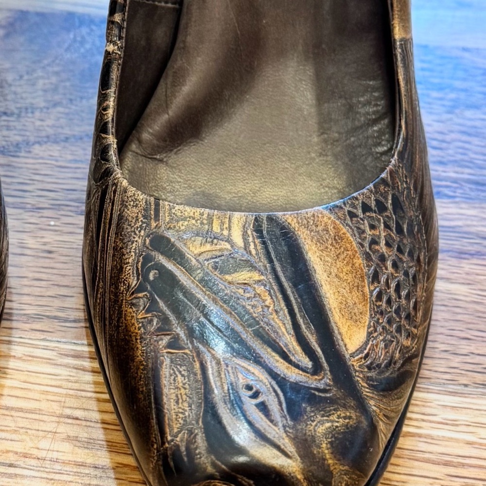 boc Born Beautiful Block Heel Leather Dragon Embossed Textured Pumps 6.5 37 - Picture 8 of 9